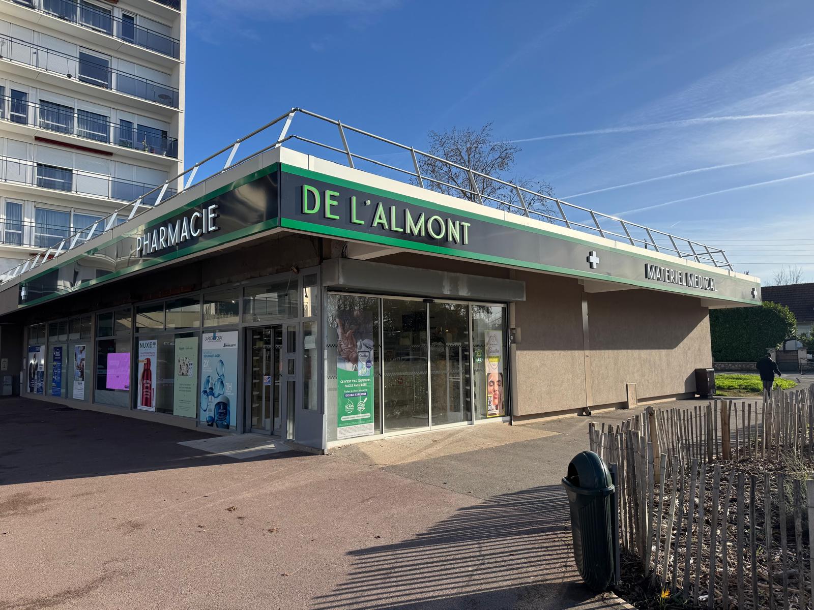 Devanture de la Grande Pharmacie de l'Almont à Melun
